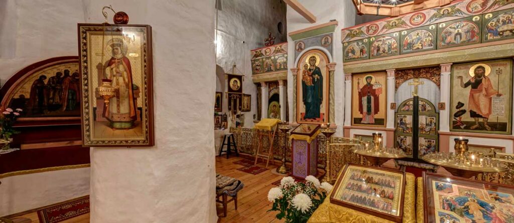 В храме